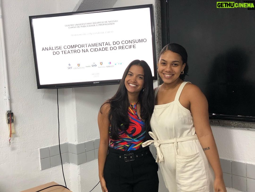 Rayza Alcântara Instagram - Dia de defender o trabalho de conclusão de curso e eu não poderia deixar de registar esse momento aqui, foram dias de muita luta, estresse, ansiedade mas eu sabia que ia valer a pena. Hoje eu comentei com meus colegas o quanto eu gosto de sofrer, não basta torcer pra o Santa Cruz, eu ainda vou atrás de estudar um tema bem difícil, hahahah! Bom, essa sou eu e doido de quem entra nessa parada cmg, no caso @nkelry_ que teve toda paciência do mundo. Tenho umas cadeiras pra pagar ano que vem mas o TCC já foi, obrigada a todos que nos ajudaram até aqui!❤️