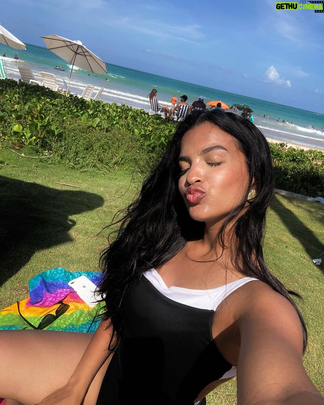Rayza Alcântara - 1.4K Likes - No meu lugar preferido!☀️🌊