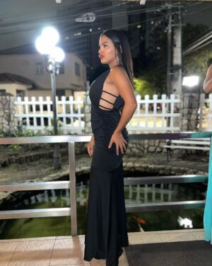 Rayza Alcântara Instagram - Das milhares de fotos que estão na galeria.🖤🌟

E os dedinhos abertos?!😅