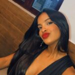 Rayza Alcântara Instagram - Das milhares de fotos que estão na galeria.🖤🌟 E os dedinhos abertos?!😅