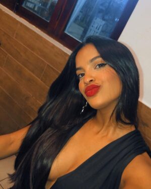 Rayza Alcântara Instagram - Das milhares de fotos que estão na galeria.🖤🌟

E os dedinhos abertos?!😅