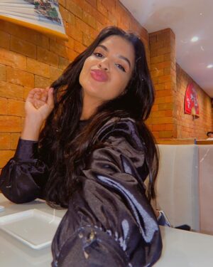 Rayza Alcântara Instagram - Vestígios de um date com a amiga!🍣🖤

Ps: depois daí o bucho ficou tão grande que tive que abrir o botão da calça.😬