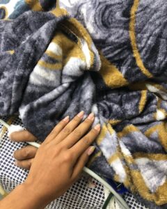 Rayza Alcântara Instagram - Gente vamos compartilhar esse post pra tentar ajudar na busca de um leito de UTI pra a minha avó! Conto com todos vocês nesse momento, minha vó está numa policlínica há 4 dias, apareceu vaga em 3 hospitais e nunca tem equipamento pra ela. Policlínica Agamenom Magalhães