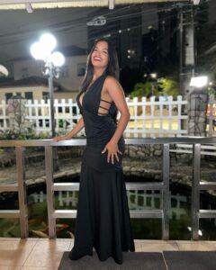 Rayza Alcântara Instagram - Das milhares de fotos que estão na galeria.🖤🌟 E os dedinhos abertos?!😅