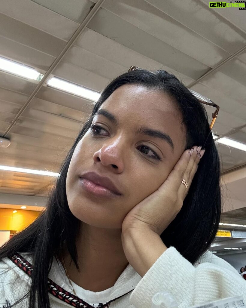 Rayza Alcântara Instagram - O que a vida quer da gente é coragem, e se der medo, vai com medo mesmo!🤍 São Paulo, Brazil