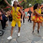 Rayza Alcântara Instagram - Sábado foi dia de matar a saudade dançando esse ritmo que pulsa nas minhas veias, o frevo que tanto amo do lado da minha dupla @mersonofc 🎊❤️ Eu amo meu Recife e amo minha cultura! O frevo me proporcionou tanta coisa legal, eu lembro da época que dançava pra ganhar 30 reais e sempre feliz, hahaha. Poço Da Panela