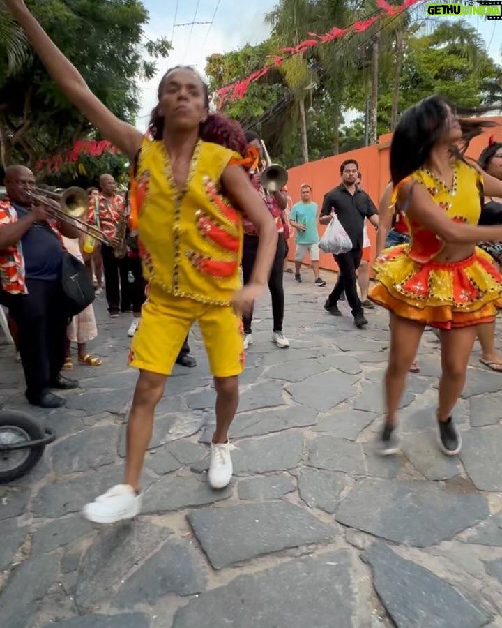 Rayza Alcântara Instagram - Sábado foi dia de matar a saudade dançando esse ritmo que pulsa nas minhas veias, o frevo que tanto amo do lado da minha dupla @mersonofc 🎊❤️ Eu amo meu Recife e amo minha cultura! O frevo me proporcionou tanta coisa legal, eu lembro da época que dançava pra ganhar 30 reais e sempre feliz, hahaha. Poço Da Panela
