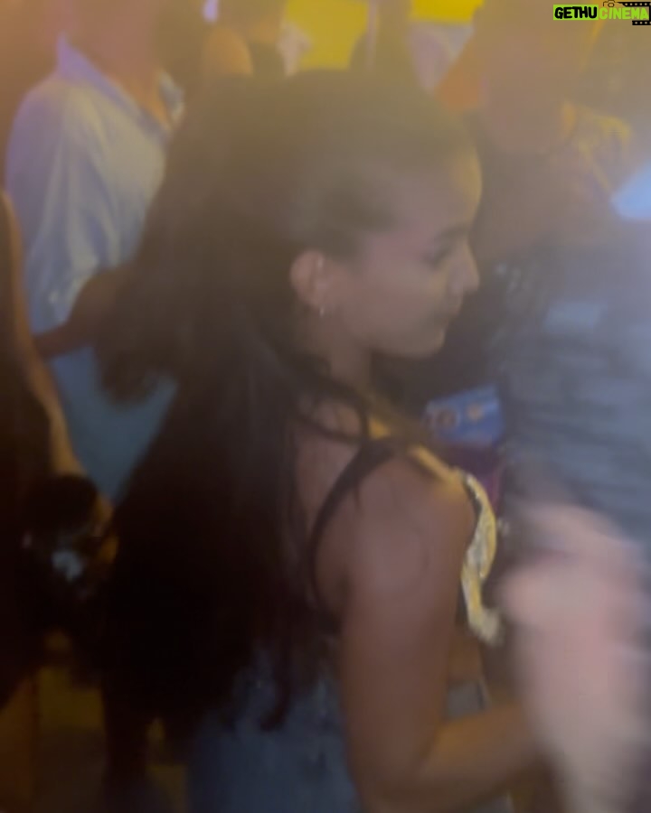 Rayza Alcântara Instagram - Assistindo o show o tempo todo e refletindo no quanto Anitta é poderosa, com certeza tem um pouco dela na mulher que sou hoje. Que momento! @ensaiosdaanitta 💜