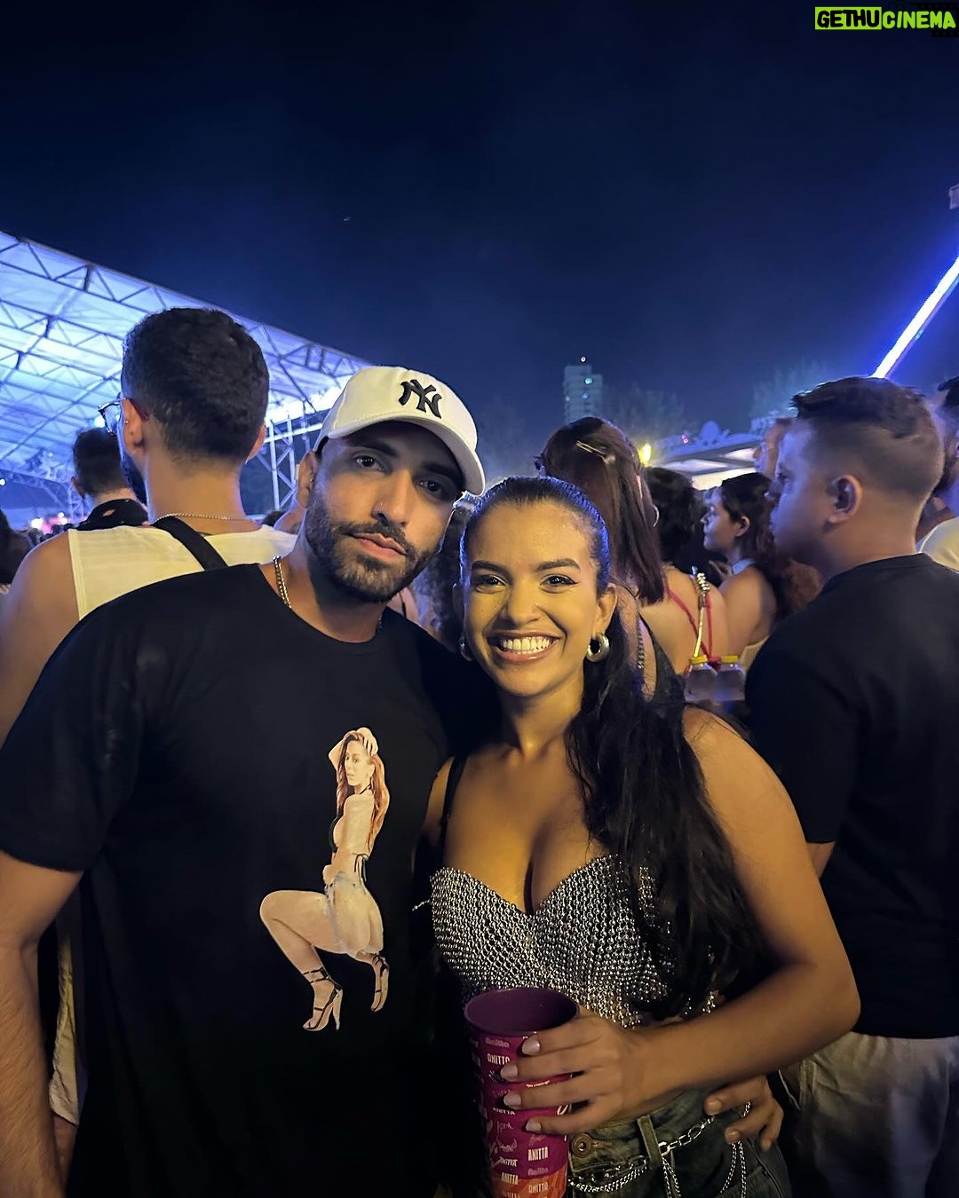 Rayza Alcântara Instagram - Assistindo o show o tempo todo e refletindo no quanto Anitta é poderosa, com certeza tem um pouco dela na mulher que sou hoje. Que momento! @ensaiosdaanitta 💜