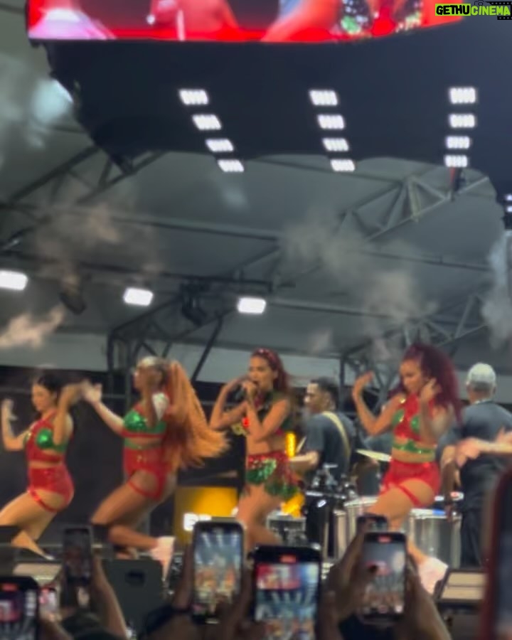 Rayza Alcântara Instagram - Assistindo o show o tempo todo e refletindo no quanto Anitta é poderosa, com certeza tem um pouco dela na mulher que sou hoje. Que momento! @ensaiosdaanitta 💜