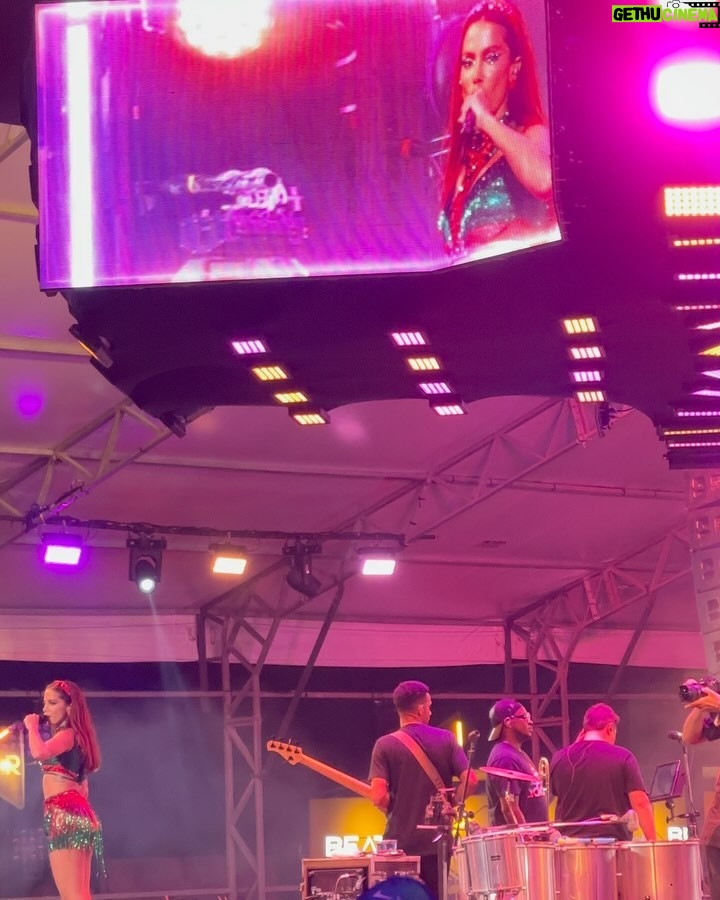 Rayza Alcântara Instagram - Assistindo o show o tempo todo e refletindo no quanto Anitta é poderosa, com certeza tem um pouco dela na mulher que sou hoje. Que momento! @ensaiosdaanitta 💜