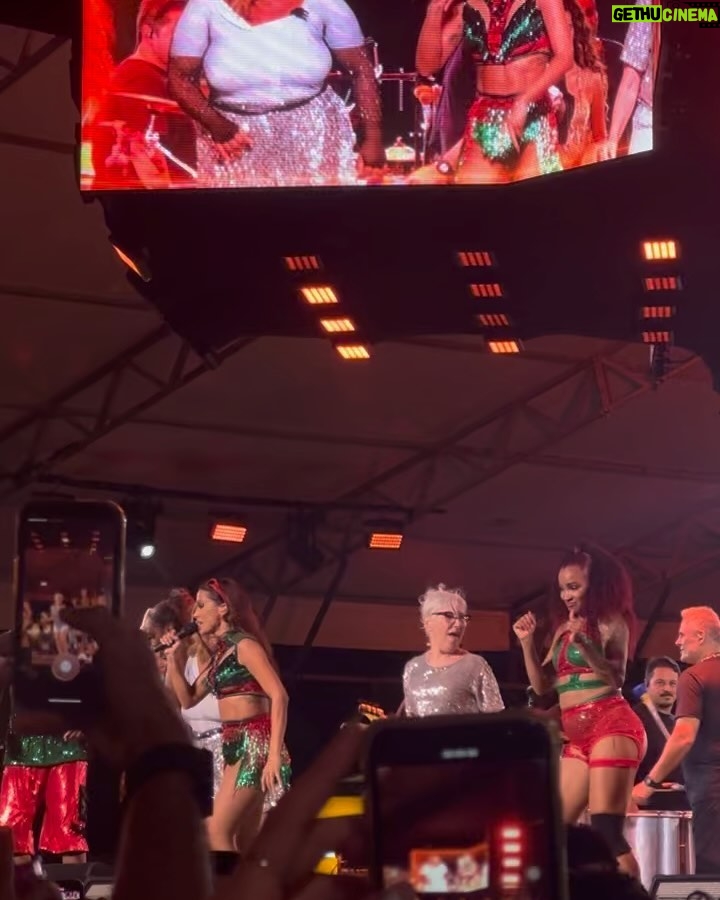 Rayza Alcântara Instagram - Assistindo o show o tempo todo e refletindo no quanto Anitta é poderosa, com certeza tem um pouco dela na mulher que sou hoje. Que momento! @ensaiosdaanitta 💜
