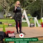 Rebeca Instagram - E quem esteve desse lado a assistir ?!? @sicoficial @sicinternacional.oficial @editoraespacial @gomes.elio