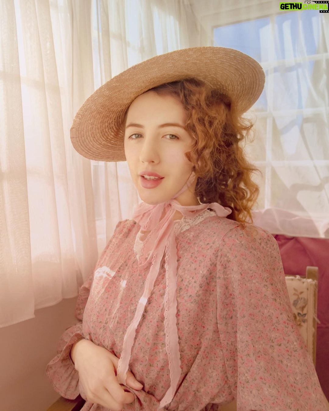 Rebecca Flint Instagram - DRESS LIKE IT’S 1737: Rococo Era 🇫🇷 The impactful Rococo period, whilst relatively short-lived, was defined by artists like François Boucher, Jean-Honoré Fragonard, and later, Elisabeth Vigée Le Brun. 💭 The muses portrayed were often celebrities of the day - Madame de Pompadour, Marie Antoinette, and other various various mistresses to the elite, captured in a boisterous, ostentatious, whimsical, and sometimes erotic fashion. 👑 It had a distinct colour palette, with rich jewel tones, and ladies were painted wearing courtly attire, with bright pink blushed cheeks, over-paled skin, and decadent powdered heads of curls. 💐 Nestled between the Baroque and Neoclassical styles, it was a trend that ricocheted throughout Western Europe in the 18th Century, and the contrasts from artifice and excess to simplicity and traditionalism are one we see continuing even today within our cultural trend cycle. Do you have a favourite piece of Rococo art? Let me know yours ✍️ #rococodress #francoisboucher #jeanhonorefragonard #elisabethvigeelebrun #allabout18thcentury #historiccostume #rococo #historicalfashion #rococostyle #rococofashion #rococoart #1700s #fashionmuseum #1700sfashion #marieantoinette #marieantoinettestyle #18thcentury #frenchelegance #frenchart #18thcenturyfashion #periodcostume #dresshistory #louisxvi #princessdress #theheartofslowliving #wherefairiesdwell #grandmacore #faecore #ofwhimsicalmoments #thisjaneaustenlife Château de Versailles