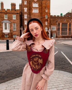 Rebecca Flint Instagram - ⁣
2022 = twentytwentytudor ✨⁣
⁣
I’m outside St James’ Palace 🏰, the most senior royal palace in England, and one of London’s most impressive Tudor palaces. ⁣
⁣
💭 Constructed of red brick, a desirable and expensive material of the day, it was built 491 years ago on the order of the formidable King Henry VIII. St James’ Palace remains the formal base of Queen Elizabeth II’s Royal Court even today.⁣
⁣
outfit details 🪡⁣
🤍 Velvet padded hairband: similar found on @asos and @prada⁣
🤍 Pearl initial necklace: similar found @historicroyalpalaces ⁣
🤍 Henry VIII corset: original handmade by @beckiicruel ⁣
🤍 Peter pan collar dress: @beautifulhalo⁣
⁣
⁣
⁣
⁣
#stjamesspark #anneboleyn #1500s #thetudors #anneboleynedit #queenanneboleyn #anneboleynnecklace #henryviiiwives #sixwivesofhenryviii #retrofabric #historyfashion #fashionhistory101 #fashionhistoryblogger #historyoffashion #corsetry #historicalsewing #oldworldcharm #16thcenturyart #stjamespalace #henryviii #greatbritian #londonhistory #kinghenryviii #henryviiiedit #sixthemusical #sixthemusicalmemes #sixthemusicalart #sixthemusicalfanart #sixthemusicaledit #sixthemusicalcosplay