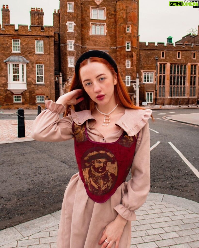 Rebecca Flint Instagram - ⁣ 2022 = twentytwentytudor ✨⁣ ⁣ I’m outside St James’ Palace 🏰, the most senior royal palace in England, and one of London’s most impressive Tudor palaces. ⁣ ⁣ 💭 Constructed of red brick, a desirable and expensive material of the day, it was built 491 years ago on the order of the formidable King Henry VIII. St James’ Palace remains the formal base of Queen Elizabeth II’s Royal Court even today.⁣ ⁣ outfit details 🪡⁣ 🤍 Velvet padded hairband: similar found on @asos and @prada⁣ 🤍 Pearl initial necklace: similar found @historicroyalpalaces ⁣ 🤍 Henry VIII corset: original handmade by @beckiicruel ⁣ 🤍 Peter pan collar dress: @beautifulhalo⁣ ⁣ ⁣ ⁣ ⁣ #stjamesspark #anneboleyn #1500s #thetudors #anneboleynedit #queenanneboleyn #anneboleynnecklace #henryviiiwives #sixwivesofhenryviii #retrofabric #historyfashion #fashionhistory101 #fashionhistoryblogger #historyoffashion #corsetry #historicalsewing #oldworldcharm #16thcenturyart #stjamespalace #henryviii #greatbritian #londonhistory #kinghenryviii #henryviiiedit #sixthemusical #sixthemusicalmemes #sixthemusicalart #sixthemusicalfanart #sixthemusicaledit #sixthemusicalcosplay St James's Palace