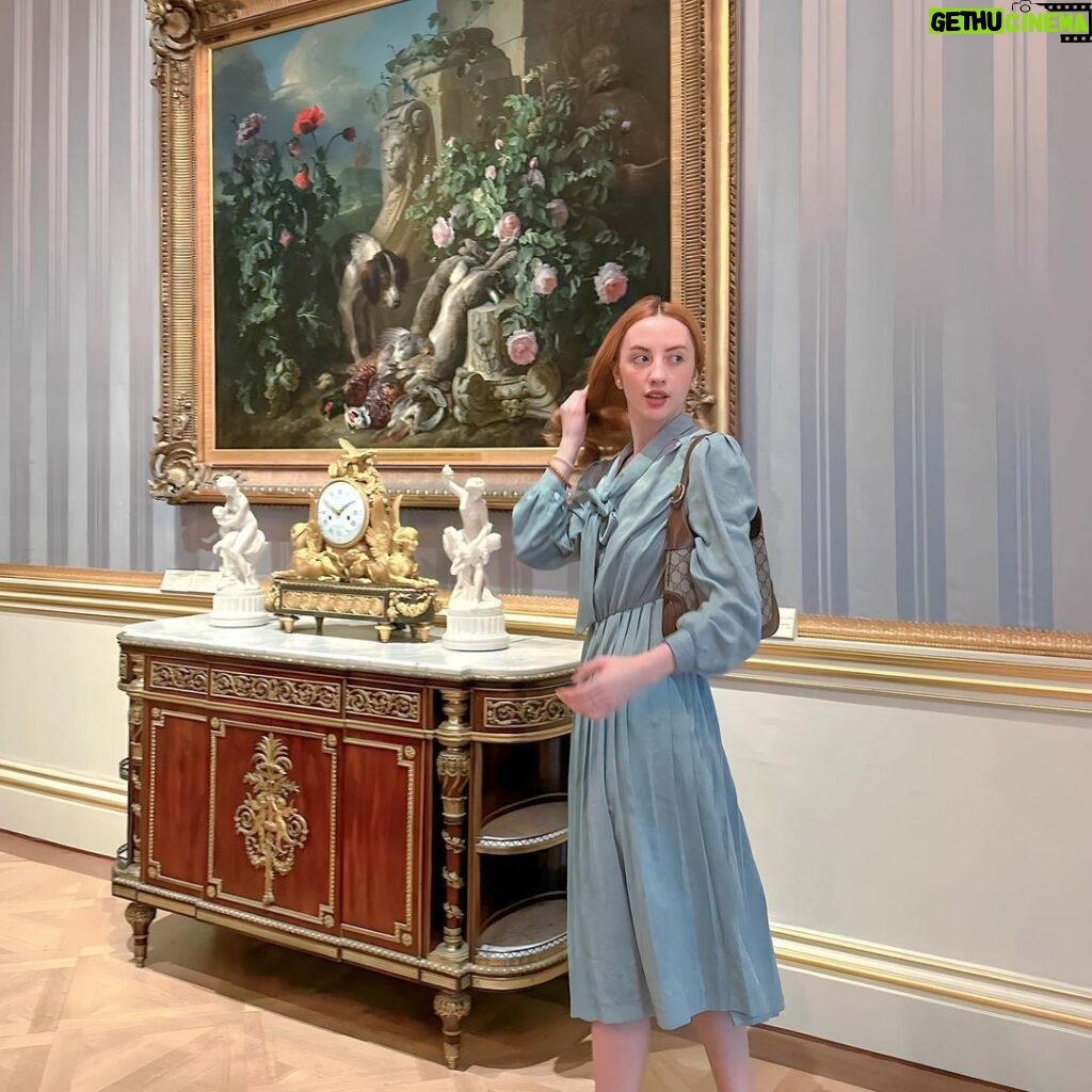 Rebecca Flint Instagram - feeling serene in baby green!!!! this is one of my oldest and most favourite vintage finds… the dress is most likely 80s and has a really sweet woven fabric! paired with a classic bag it is comfortable and elegant for many occasions 🥰 from a day exploring @wallacemuseum with @hellomissjordan 🌹