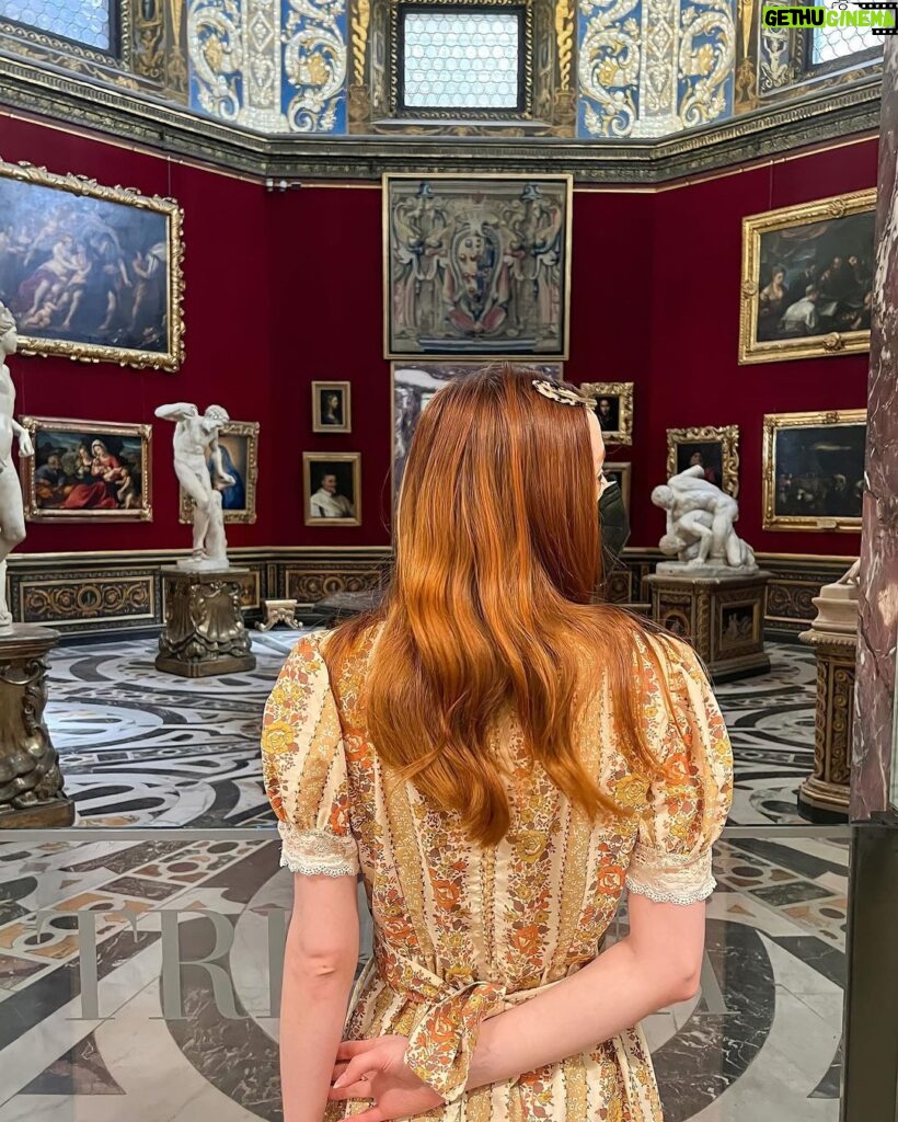 Rebecca Flint Instagram - a quick trip to Florence to see the location of a very famous piece 🔎 I love Zoffany’s Tribuna of the Uffizi… this painting was considered gratuitous and grotesque in its excess, but for me I love the inception and the maximalism. It’s such an iconic and memorable piece, but did you know it’s based on a real collection and a real place? The octagonal room in the Uffizi Gallery in Florence is the very same location which is captured in this piece! And can you recognise any of those tiny painstakingly painted paintings too? It was ambitious to not only paint at your own level of skill, but also to emulate the skilled paintings of others, it makes my mind spin 😵‍💫 @uffizigalleries @royalcollectiontrust La Tribuna degli Uffizi