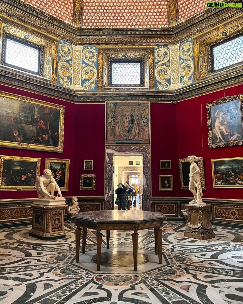 Rebecca Flint Instagram - a quick trip to Florence to see the location of a very famous piece 🔎 I love Zoffany’s Tribuna of the Uffizi… this painting was considered gratuitous and grotesque in its excess, but for me I love the inception and the maximalism. It’s such an iconic and memorable piece, but did you know it’s based on a real collection and a real place? The octagonal room in the Uffizi Gallery in Florence is the very same location which is captured in this piece! And can you recognise any of those tiny painstakingly painted paintings too? It was ambitious to not only paint at your own level of skill, but also to emulate the skilled paintings of others, it makes my mind spin 😵‍💫 @uffizigalleries @royalcollectiontrust La Tribuna degli Uffizi