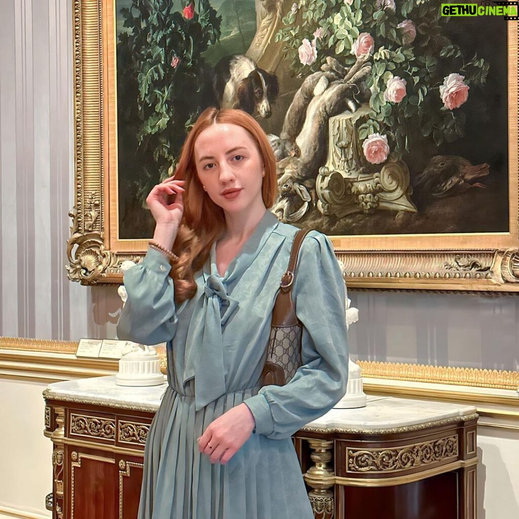 Rebecca Flint Instagram - feeling serene in baby green!!!! this is one of my oldest and most favourite vintage finds… the dress is most likely 80s and has a really sweet woven fabric! paired with a classic bag it is comfortable and elegant for many occasions 🥰 from a day exploring @wallacemuseum with @hellomissjordan 🌹