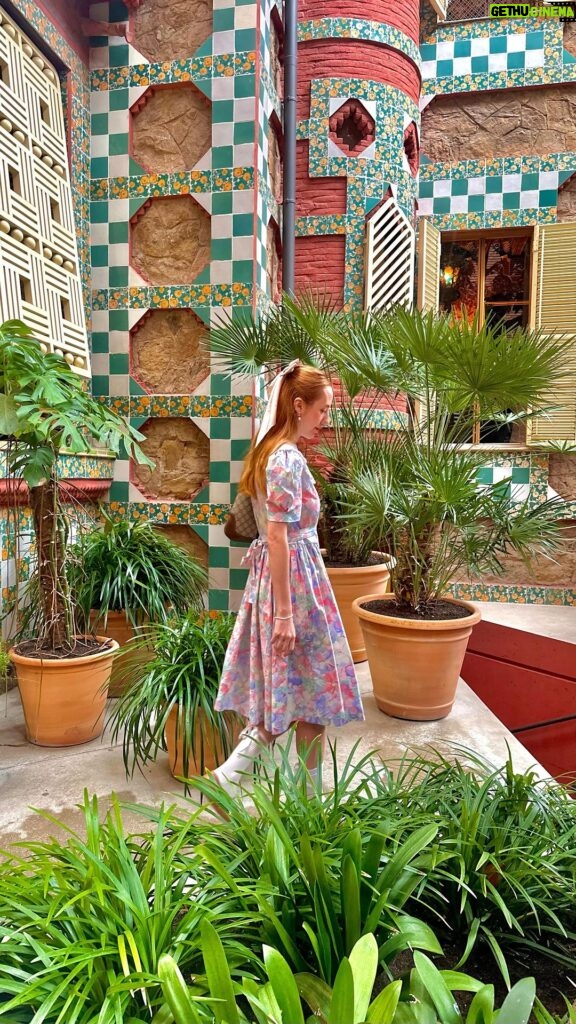 Rebecca Flint Instagram - documenting incredible vintage dresses one day at a time 🫶 #vintage #vintagefashion #vintagedress #girlygirl