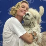 Rebecca Romijn Instagram - All llama. No drama. ❤️ you @rosecitycc @caesarthenodramallama #rccc Rose City Comic Con