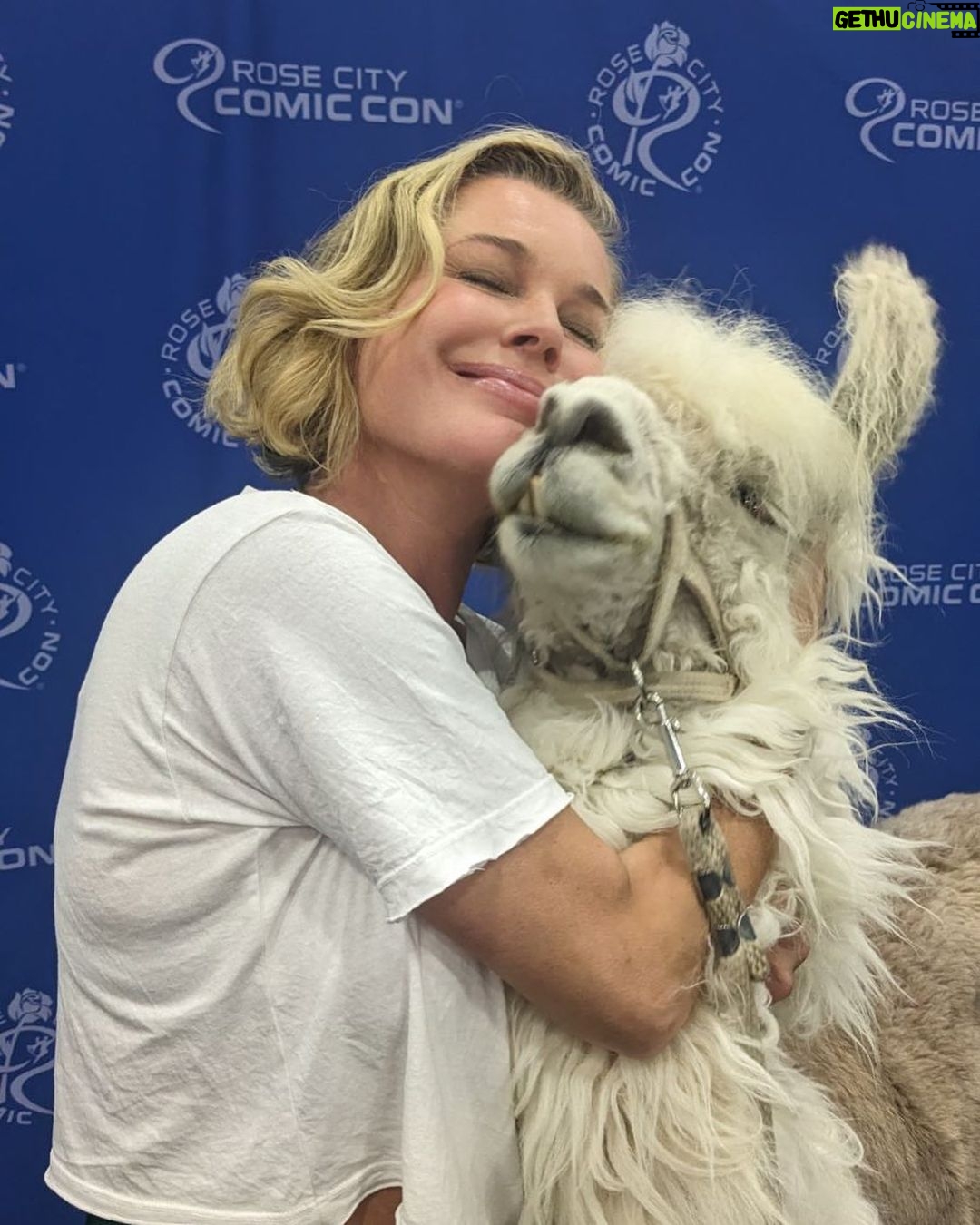 Rebecca Romijn Instagram - All llama. No drama. ❤️ you @rosecitycc @caesarthenodramallama #rccc Rose City Comic Con