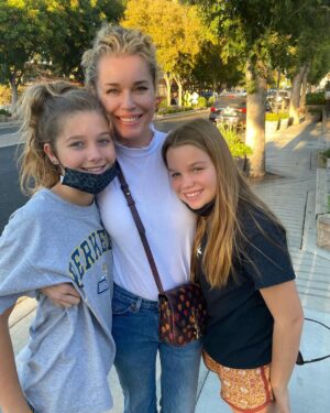Rebecca Romijn Instagram - Sunday supper with the fam 📸 @mrjerryoc