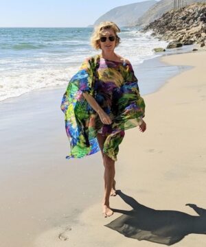 Rebecca Romijn Instagram - @luenell sent me this garment from her new line so I 90’s Supermodeled the shit out of it. Love you Lue.