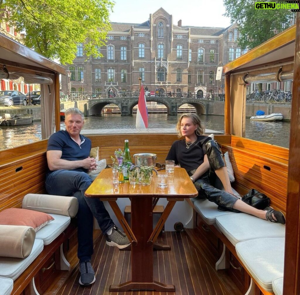 Rebecca Romijn Instagram - Captain and First Officer 📸@jesseclee88 Amsterdam, Netherlands