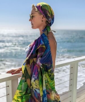 Rebecca Romijn Instagram - @luenell sent me this garment from her new line so I 90’s Supermodeled the shit out of it. Love you Lue.