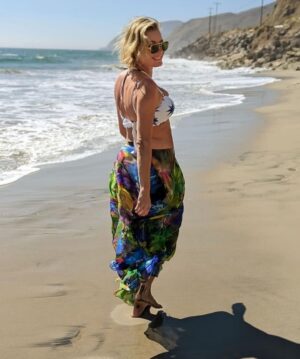 Rebecca Romijn Instagram - @luenell sent me this garment from her new line so I 90’s Supermodeled the shit out of it. Love you Lue.