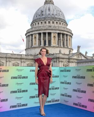 Rebecca Romijn Instagram - Enterprise beamed us down to the London photo call for #StarTrek #StrangeNewWorlds launch of Season two! Dress: @steven_khalil
@maisonprivee_la
Shoes: @ricagno_
Jewelry: @unode50
@michelemariepr
