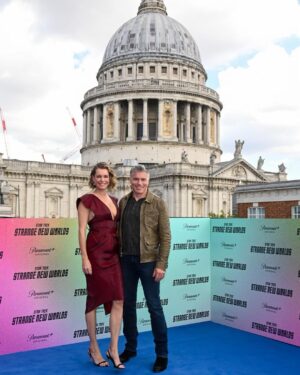 Rebecca Romijn Instagram - Enterprise beamed us down to the London photo call for #StarTrek #StrangeNewWorlds launch of Season two! Dress: @steven_khalil
@maisonprivee_la
Shoes: @ricagno_
Jewelry: @unode50
@michelemariepr