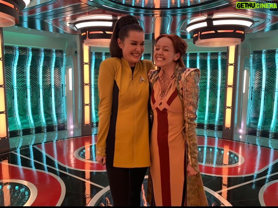 Rebecca Romijn Instagram - Roses to my @reallylindybooth and her beautiful performance in episode 6 of #StrangeNewWorlds 🌹🌹🌹❤️❤️❤️🌹🌹🌹