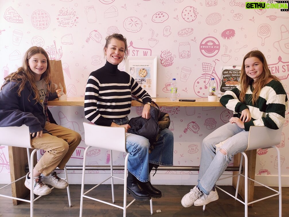 Rebecca Romijn Instagram - Shopping in between ice cream breaks. Happy Saturday!