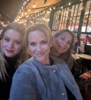 Reese Witherspoon Instagram - January in Paris 🍷❄️🖼️