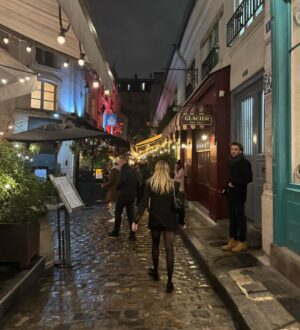 Reese Witherspoon Instagram - January in Paris 🍷❄️🖼️