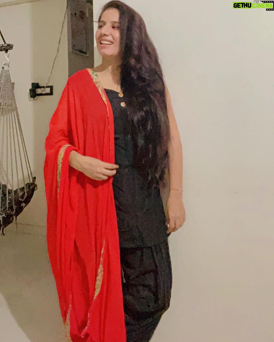 Reeta Mewada Instagram - Embracing the power of monochrome❤️ #dress #suitpatiala #blackandred #panjabigirl #look 💃🏻😊@reetamewada18
