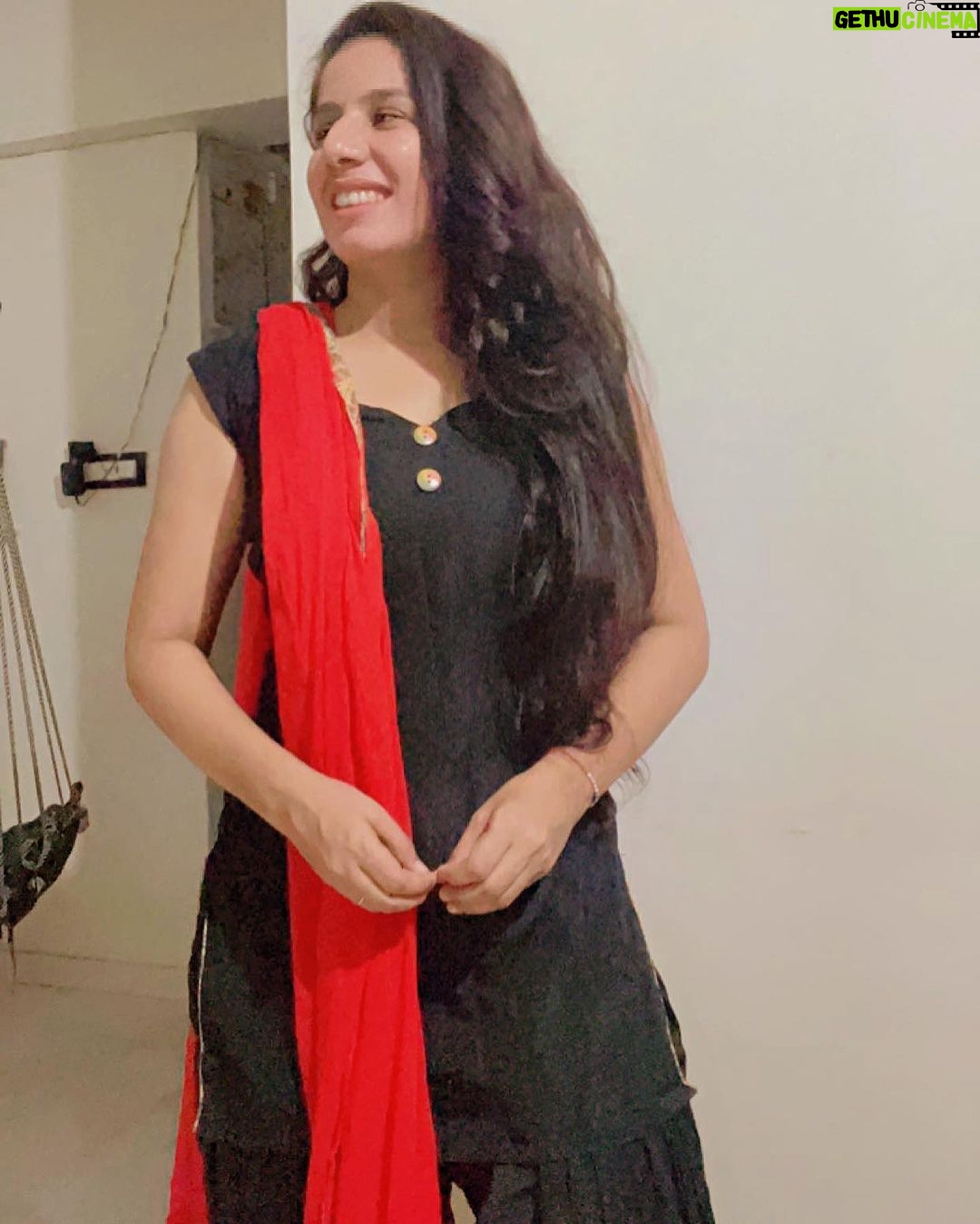 Reeta Mewada Instagram - Embracing the power of monochrome❤️ #dress #suitpatiala #blackandred #panjabigirl #look 💃🏻😊@reetamewada18