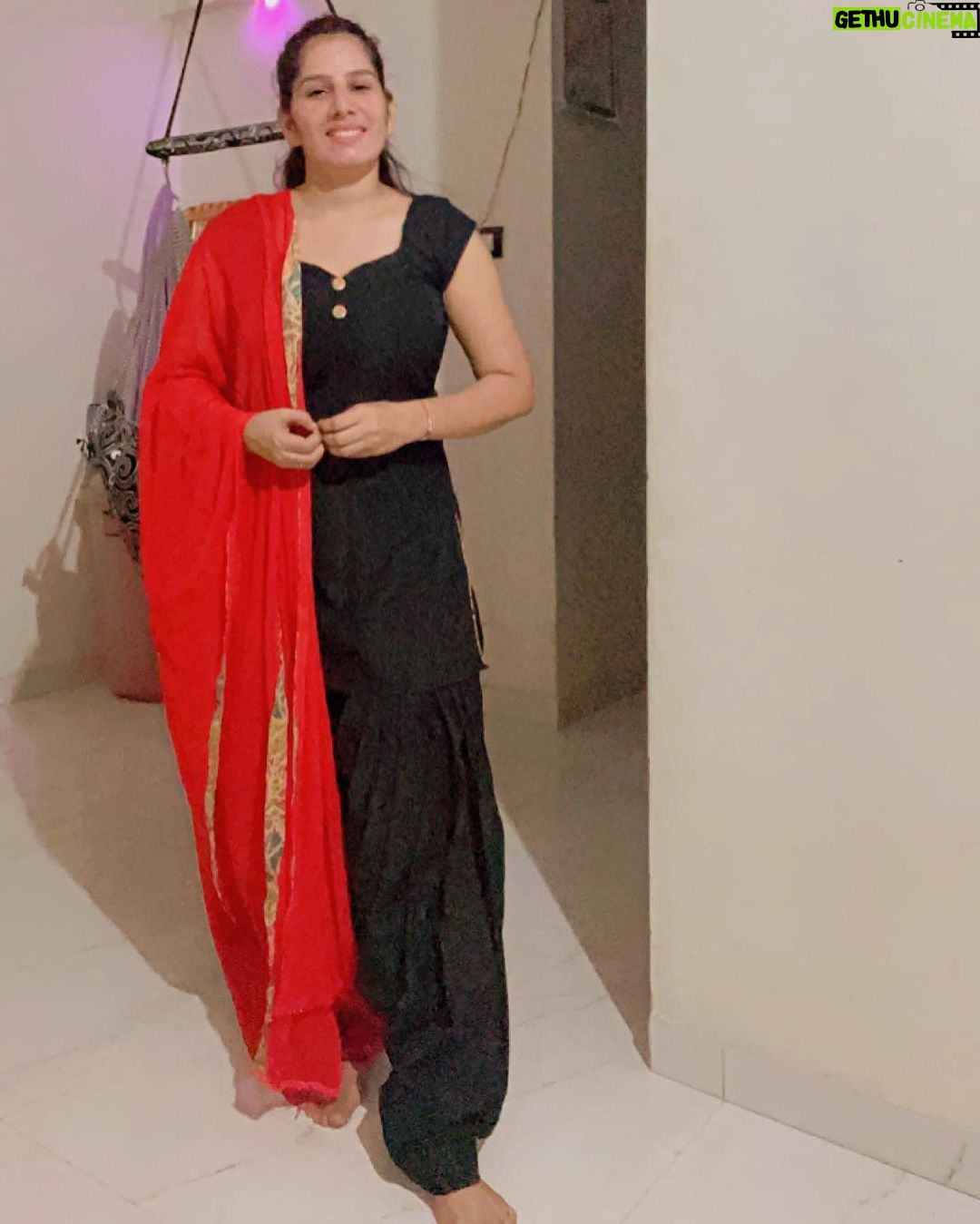 Reeta Mewada Instagram - Embracing the power of monochrome❤️ #dress #suitpatiala #blackandred #panjabigirl #look 💃🏻😊@reetamewada18