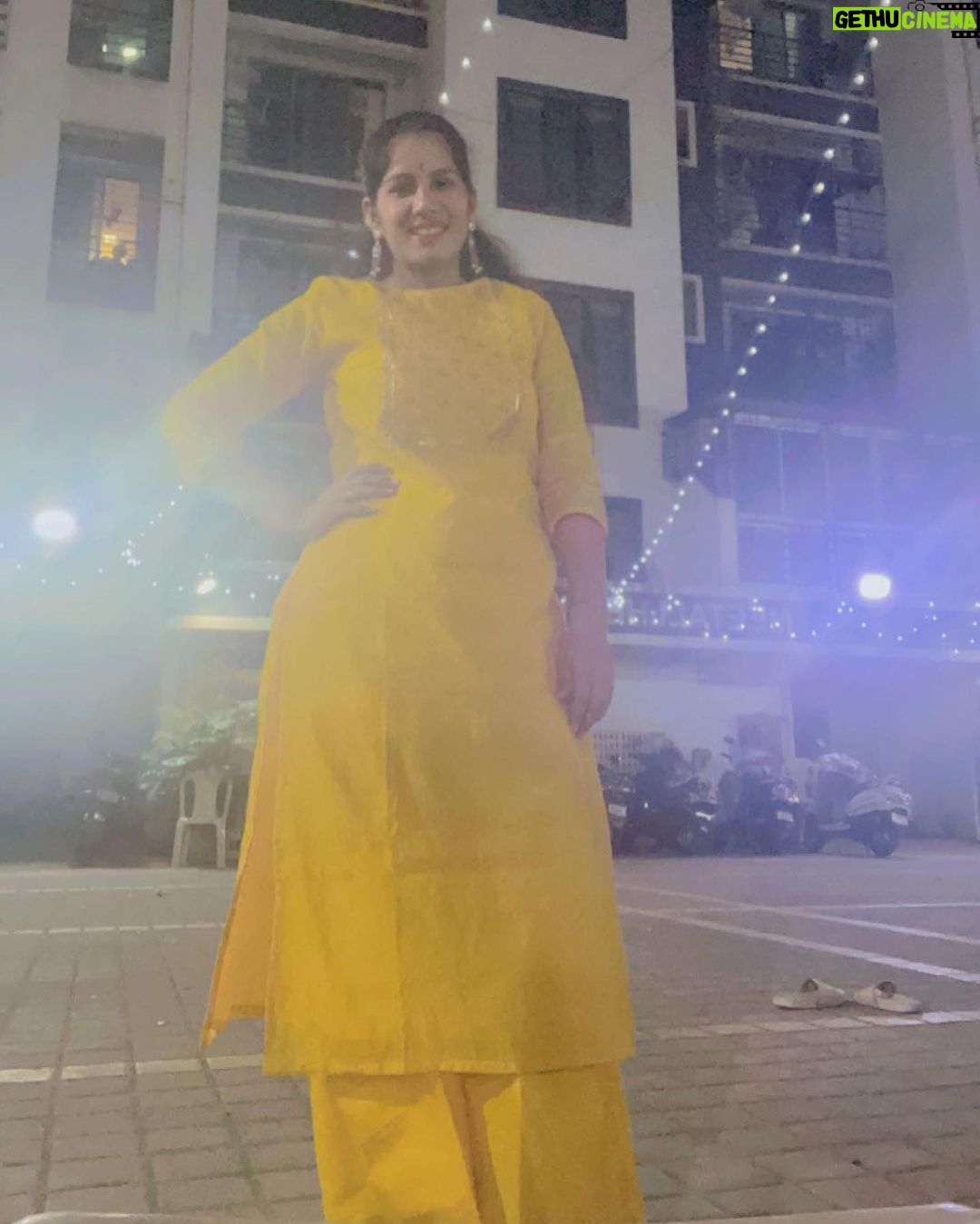 Reeta Mewada Instagram - Last night garba 💃🏻 look #garba #yellow #trending dress wearing @vishudh_life ❤️💃🏻