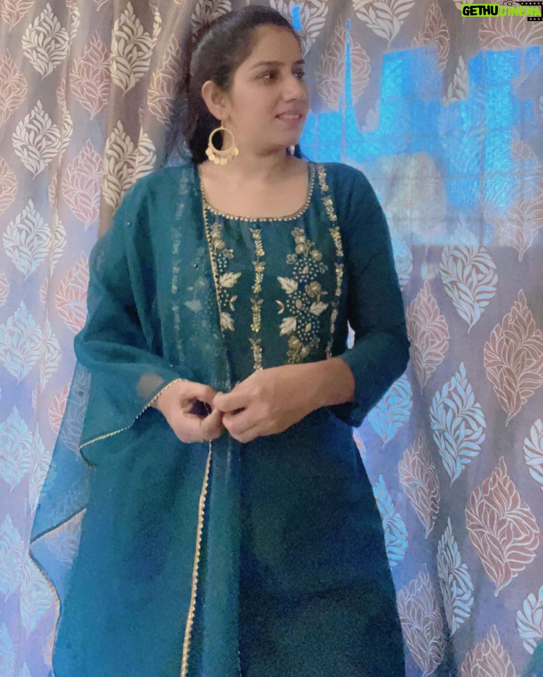 Reeta Mewada Instagram - Write a caption... A real, classy attitude comes from wearing a salwar suit.💚#dress #tadisnal_look❤️
