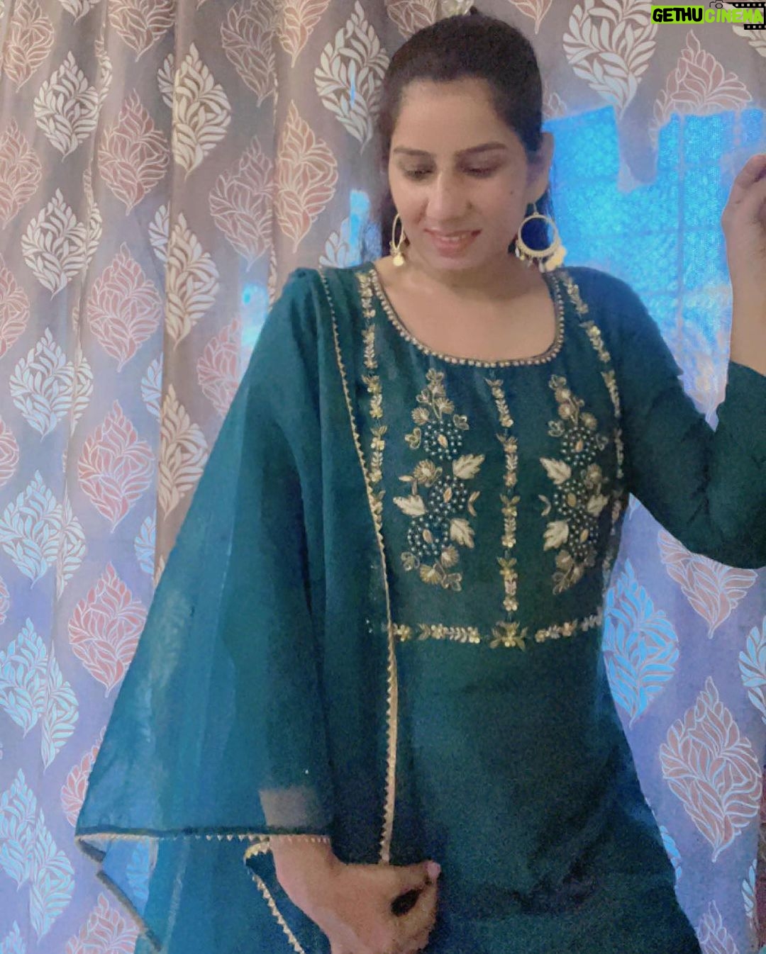 Reeta Mewada Instagram - Write a caption... A real, classy attitude comes from wearing a salwar suit.💚#dress #tadisnal_look❤️
