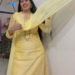 Reeta Mewada Instagram - 😊🫶🏻उस के चेहरे की चमक के सामने सादा लगा आसमाँ पे चाँद पूरा था मगर आधा लगा #sadgi #simplelife रीता….🫶🏻❤️