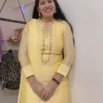 Reeta Mewada Instagram - 😊🫶🏻उस के चेहरे की चमक के सामने सादा लगा आसमाँ पे चाँद पूरा था मगर आधा लगा #sadgi #simplelife रीता….🫶🏻❤️