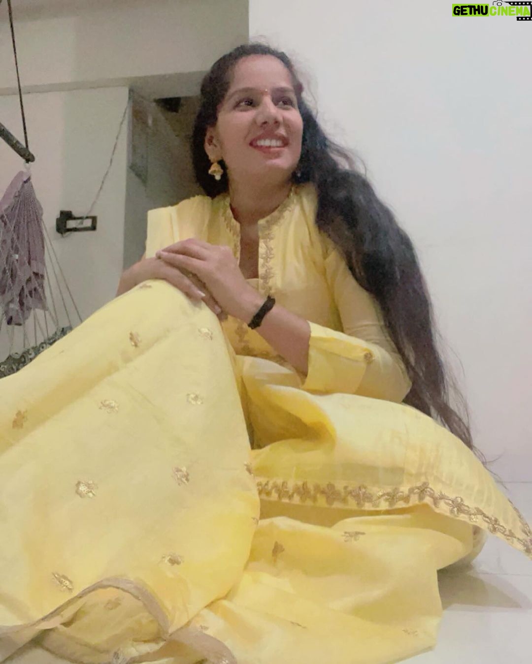 Reeta Mewada Instagram - βLife is short. Smile while you still have teeth.βπ #happyday #sundayfunday #mood #picture wearing dress π by- @libasindia ππ»β₯οΈ