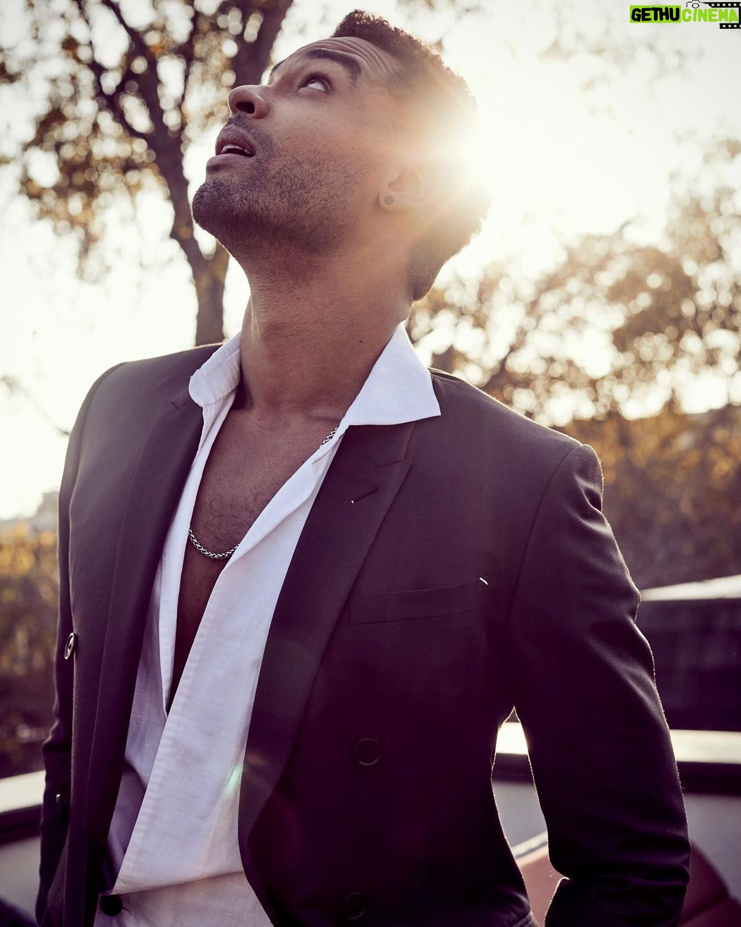 Regé-Jean Page Instagram - Shine. • @bucknerphoto 📸👏🏽 • Style: @jennyricker Groomer: @barbaraguillaume Barber: @christopherleneo • Feature: @wwd
