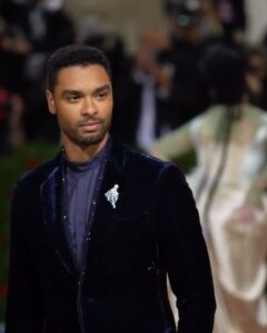 Regé-Jean Page Instagram - The night that my dreams might let me know… ✨ #MetGala • @giorgioarmani @longines @vogue • @jeanneyangstyle @jessica_o_ @christopherleneo • 📸 @darian_chloe @bfa