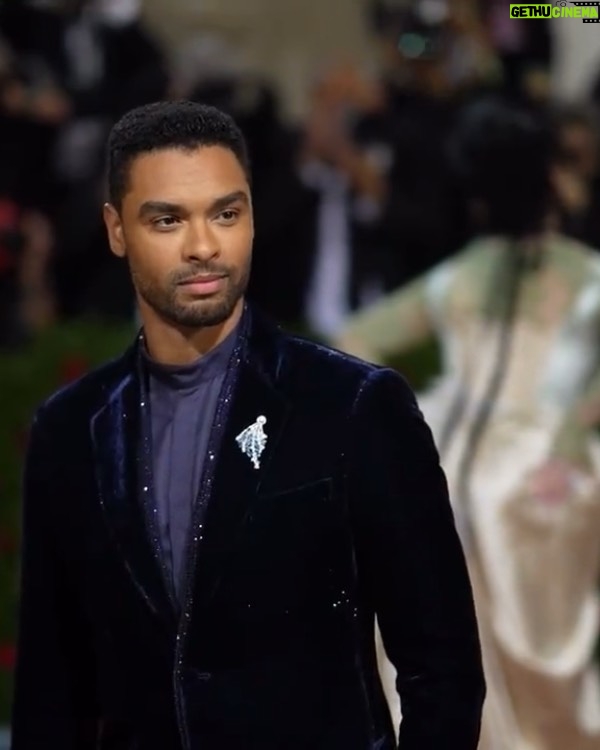 Regé-Jean Page Instagram - The night that my dreams might let me know… ✨ #MetGala • @giorgioarmani @longines @vogue • @jeanneyangstyle @jessica_o_ @christopherleneo • 📸 @darian_chloe @bfa